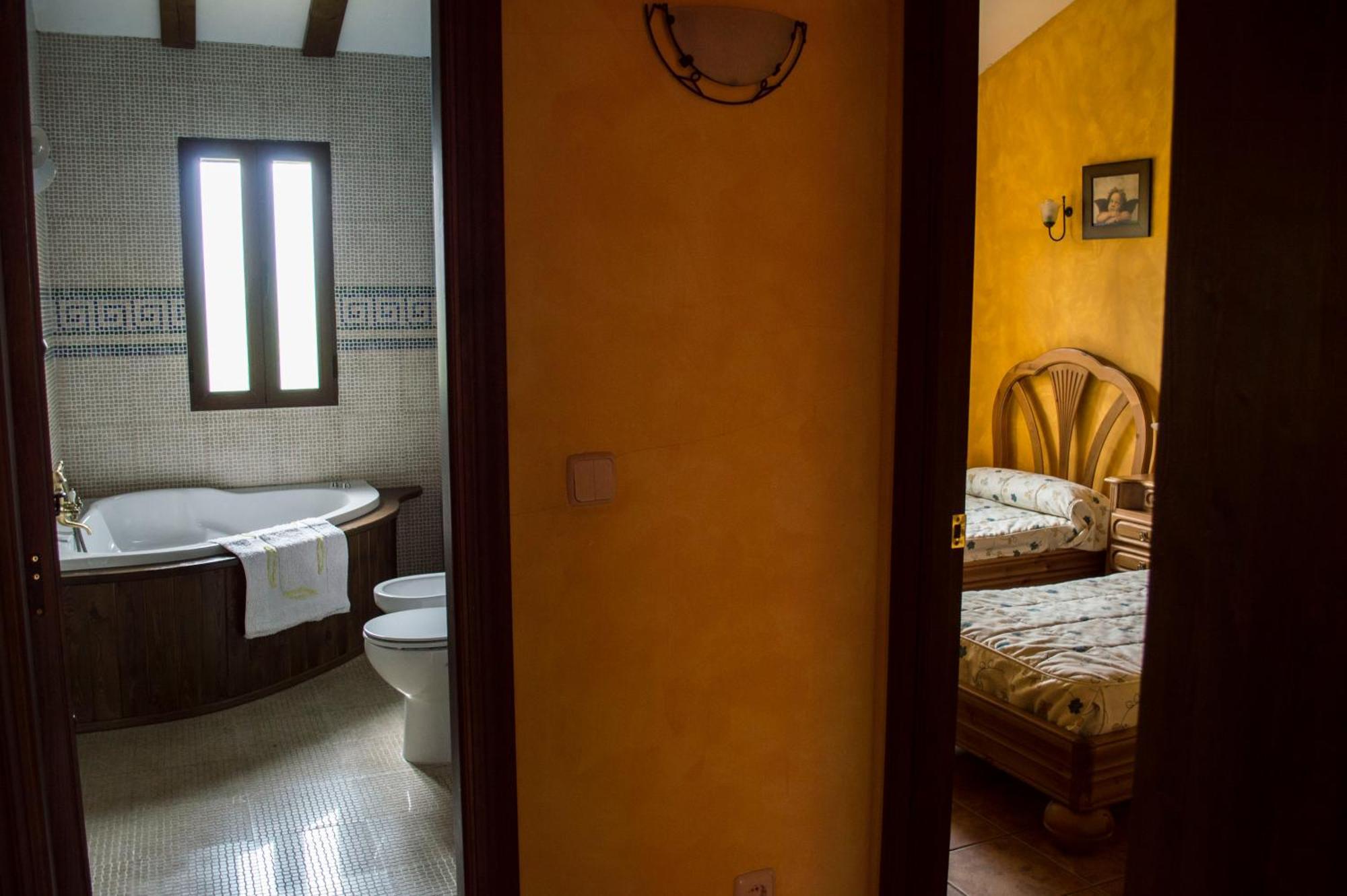 Apartamentos Rurales Alvado Tamajon Exteriör bild